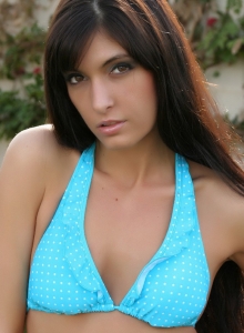 Alluring Vixens: Sexy Alluring Vixen babe Courtney shows off her perfect bikini body outdoors by the pool